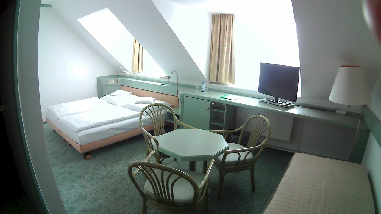 Hotel Christinenhof Garni - Bed & Breakfast Gadebusch Екстер'єр фото