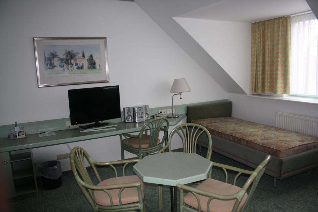 Hotel Christinenhof Garni - Bed & Breakfast Gadebusch Екстер'єр фото